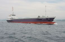 005穴のある白い椅子