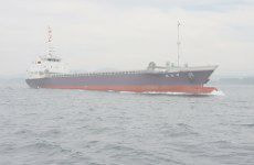 005穴のある白い椅子