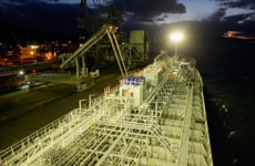 005穴のある白い椅子