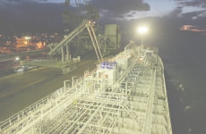 005穴のある白い椅子